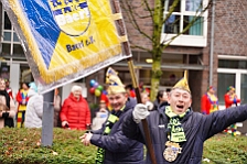 Rosenmontag Wecken Rathaus Umzug Heerlager 2026-02-16 077  Rosenmontag 2026 - Es sollte unser schönster Tag werden, aber das Wetter wollte es anders. Trotzdem wird er unvergesslich bleiben. Beim Wecken  vor dem WYNDHAM Hotel Duisburger Hof war es schon recht ungemütlich. Danach verbrachten wir ein paar schöne Stunden in unserem Rathaus, beim Prinzenfrühstück mit OB Sören Link. Pünktlich zum Start des Rosenmontagszugs geht es los mit dem Regen, bis auf kurze Momente hielt er an bis zum Ende des Zuges. Nachdem sich alle im König Pilsener Festzelt auf gewärmt hatten, kamen auf der Bühne die Verabschiedung von unserer Crew, Toni I., und der Kinderprinzencrew 2026. : DVPJ, Toni I, Jules I., Prinz Karneval, Prinz, Prinzessin Aileen I., Hofmarschälle, Page, Pagen, Paginnen, HDK, Duisburg, Karneval, Helau, Tollität, Event, Session 2025, Session 2025, HDK Duisburg, Hauptausschuss, Hauptausschuss Karneval Duisburg, Duisburg ist echt