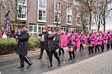 Rosenmontag Wecken Rathaus Umzug Heerlager 2026-02-16 080  Rosenmontag 2026 - Es sollte unser schönster Tag werden, aber das Wetter wollte es anders. Trotzdem wird er unvergesslich bleiben. Beim Wecken  vor dem WYNDHAM Hotel Duisburger Hof war es schon recht ungemütlich. Danach verbrachten wir ein paar schöne Stunden in unserem Rathaus, beim Prinzenfrühstück mit OB Sören Link. Pünktlich zum Start des Rosenmontagszugs geht es los mit dem Regen, bis auf kurze Momente hielt er an bis zum Ende des Zuges. Nachdem sich alle im König Pilsener Festzelt auf gewärmt hatten, kamen auf der Bühne die Verabschiedung von unserer Crew, Toni I., und der Kinderprinzencrew 2026. : DVPJ, Toni I, Jules I., Prinz Karneval, Prinz, Prinzessin Aileen I., Hofmarschälle, Page, Pagen, Paginnen, HDK, Duisburg, Karneval, Helau, Tollität, Event, Session 2025, Session 2025, HDK Duisburg, Hauptausschuss, Hauptausschuss Karneval Duisburg, Duisburg ist echt