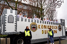 Rosenmontag Wecken Rathaus Umzug Heerlager 2026-02-16 082  Rosenmontag 2026 - Es sollte unser schönster Tag werden, aber das Wetter wollte es anders. Trotzdem wird er unvergesslich bleiben. Beim Wecken  vor dem WYNDHAM Hotel Duisburger Hof war es schon recht ungemütlich. Danach verbrachten wir ein paar schöne Stunden in unserem Rathaus, beim Prinzenfrühstück mit OB Sören Link. Pünktlich zum Start des Rosenmontagszugs geht es los mit dem Regen, bis auf kurze Momente hielt er an bis zum Ende des Zuges. Nachdem sich alle im König Pilsener Festzelt auf gewärmt hatten, kamen auf der Bühne die Verabschiedung von unserer Crew, Toni I., und der Kinderprinzencrew 2026. : DVPJ, Toni I, Jules I., Prinz Karneval, Prinz, Prinzessin Aileen I., Hofmarschälle, Page, Pagen, Paginnen, HDK, Duisburg, Karneval, Helau, Tollität, Event, Session 2025, Session 2025, HDK Duisburg, Hauptausschuss, Hauptausschuss Karneval Duisburg, Duisburg ist echt