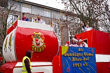 Rosenmontag Wecken Rathaus Umzug Heerlager 2026-02-16 089  Rosenmontag 2026 - Es sollte unser schönster Tag werden, aber das Wetter wollte es anders. Trotzdem wird er unvergesslich bleiben. Beim Wecken  vor dem WYNDHAM Hotel Duisburger Hof war es schon recht ungemütlich. Danach verbrachten wir ein paar schöne Stunden in unserem Rathaus, beim Prinzenfrühstück mit OB Sören Link. Pünktlich zum Start des Rosenmontagszugs geht es los mit dem Regen, bis auf kurze Momente hielt er an bis zum Ende des Zuges. Nachdem sich alle im König Pilsener Festzelt auf gewärmt hatten, kamen auf der Bühne die Verabschiedung von unserer Crew, Toni I., und der Kinderprinzencrew 2026. : DVPJ, Toni I, Jules I., Prinz Karneval, Prinz, Prinzessin Aileen I., Hofmarschälle, Page, Pagen, Paginnen, HDK, Duisburg, Karneval, Helau, Tollität, Event, Session 2025, Session 2025, HDK Duisburg, Hauptausschuss, Hauptausschuss Karneval Duisburg, Duisburg ist echt