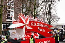 Rosenmontag Wecken Rathaus Umzug Heerlager 2026-02-16 092  Rosenmontag 2026 - Es sollte unser schönster Tag werden, aber das Wetter wollte es anders. Trotzdem wird er unvergesslich bleiben. Beim Wecken  vor dem WYNDHAM Hotel Duisburger Hof war es schon recht ungemütlich. Danach verbrachten wir ein paar schöne Stunden in unserem Rathaus, beim Prinzenfrühstück mit OB Sören Link. Pünktlich zum Start des Rosenmontagszugs geht es los mit dem Regen, bis auf kurze Momente hielt er an bis zum Ende des Zuges. Nachdem sich alle im König Pilsener Festzelt auf gewärmt hatten, kamen auf der Bühne die Verabschiedung von unserer Crew, Toni I., und der Kinderprinzencrew 2026. : DVPJ, Toni I, Jules I., Prinz Karneval, Prinz, Prinzessin Aileen I., Hofmarschälle, Page, Pagen, Paginnen, HDK, Duisburg, Karneval, Helau, Tollität, Event, Session 2025, Session 2025, HDK Duisburg, Hauptausschuss, Hauptausschuss Karneval Duisburg, Duisburg ist echt