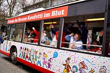 Rosenmontag Wecken Rathaus Umzug Heerlager 2026-02-16 097  Rosenmontag 2026 - Es sollte unser schönster Tag werden, aber das Wetter wollte es anders. Trotzdem wird er unvergesslich bleiben. Beim Wecken  vor dem WYNDHAM Hotel Duisburger Hof war es schon recht ungemütlich. Danach verbrachten wir ein paar schöne Stunden in unserem Rathaus, beim Prinzenfrühstück mit OB Sören Link. Pünktlich zum Start des Rosenmontagszugs geht es los mit dem Regen, bis auf kurze Momente hielt er an bis zum Ende des Zuges. Nachdem sich alle im König Pilsener Festzelt auf gewärmt hatten, kamen auf der Bühne die Verabschiedung von unserer Crew, Toni I., und der Kinderprinzencrew 2026. : DVPJ, Toni I, Jules I., Prinz Karneval, Prinz, Prinzessin Aileen I., Hofmarschälle, Page, Pagen, Paginnen, HDK, Duisburg, Karneval, Helau, Tollität, Event, Session 2025, Session 2025, HDK Duisburg, Hauptausschuss, Hauptausschuss Karneval Duisburg, Duisburg ist echt