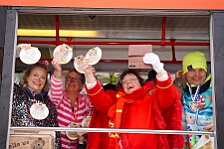 Rosenmontag Wecken Rathaus Umzug Heerlager 2026-02-16 098  Rosenmontag 2026 - Es sollte unser schönster Tag werden, aber das Wetter wollte es anders. Trotzdem wird er unvergesslich bleiben. Beim Wecken  vor dem WYNDHAM Hotel Duisburger Hof war es schon recht ungemütlich. Danach verbrachten wir ein paar schöne Stunden in unserem Rathaus, beim Prinzenfrühstück mit OB Sören Link. Pünktlich zum Start des Rosenmontagszugs geht es los mit dem Regen, bis auf kurze Momente hielt er an bis zum Ende des Zuges. Nachdem sich alle im König Pilsener Festzelt auf gewärmt hatten, kamen auf der Bühne die Verabschiedung von unserer Crew, Toni I., und der Kinderprinzencrew 2026. : DVPJ, Toni I, Jules I., Prinz Karneval, Prinz, Prinzessin Aileen I., Hofmarschälle, Page, Pagen, Paginnen, HDK, Duisburg, Karneval, Helau, Tollität, Event, Session 2025, Session 2025, HDK Duisburg, Hauptausschuss, Hauptausschuss Karneval Duisburg, Duisburg ist echt