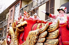 Rosenmontag Wecken Rathaus Umzug Heerlager 2026-02-16 101  Rosenmontag 2026 - Es sollte unser schönster Tag werden, aber das Wetter wollte es anders. Trotzdem wird er unvergesslich bleiben. Beim Wecken  vor dem WYNDHAM Hotel Duisburger Hof war es schon recht ungemütlich. Danach verbrachten wir ein paar schöne Stunden in unserem Rathaus, beim Prinzenfrühstück mit OB Sören Link. Pünktlich zum Start des Rosenmontagszugs geht es los mit dem Regen, bis auf kurze Momente hielt er an bis zum Ende des Zuges. Nachdem sich alle im König Pilsener Festzelt auf gewärmt hatten, kamen auf der Bühne die Verabschiedung von unserer Crew, Toni I., und der Kinderprinzencrew 2026. : DVPJ, Toni I, Jules I., Prinz Karneval, Prinz, Prinzessin Aileen I., Hofmarschälle, Page, Pagen, Paginnen, HDK, Duisburg, Karneval, Helau, Tollität, Event, Session 2025, Session 2025, HDK Duisburg, Hauptausschuss, Hauptausschuss Karneval Duisburg, Duisburg ist echt