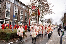 Rosenmontag Wecken Rathaus Umzug Heerlager 2026-02-16 102  Rosenmontag 2026 - Es sollte unser schönster Tag werden, aber das Wetter wollte es anders. Trotzdem wird er unvergesslich bleiben. Beim Wecken  vor dem WYNDHAM Hotel Duisburger Hof war es schon recht ungemütlich. Danach verbrachten wir ein paar schöne Stunden in unserem Rathaus, beim Prinzenfrühstück mit OB Sören Link. Pünktlich zum Start des Rosenmontagszugs geht es los mit dem Regen, bis auf kurze Momente hielt er an bis zum Ende des Zuges. Nachdem sich alle im König Pilsener Festzelt auf gewärmt hatten, kamen auf der Bühne die Verabschiedung von unserer Crew, Toni I., und der Kinderprinzencrew 2026. : DVPJ, Toni I, Jules I., Prinz Karneval, Prinz, Prinzessin Aileen I., Hofmarschälle, Page, Pagen, Paginnen, HDK, Duisburg, Karneval, Helau, Tollität, Event, Session 2025, Session 2025, HDK Duisburg, Hauptausschuss, Hauptausschuss Karneval Duisburg, Duisburg ist echt