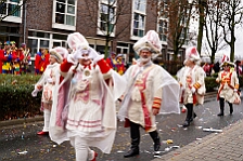 Rosenmontag Wecken Rathaus Umzug Heerlager 2026-02-16 107  Rosenmontag 2026 - Es sollte unser schönster Tag werden, aber das Wetter wollte es anders. Trotzdem wird er unvergesslich bleiben. Beim Wecken  vor dem WYNDHAM Hotel Duisburger Hof war es schon recht ungemütlich. Danach verbrachten wir ein paar schöne Stunden in unserem Rathaus, beim Prinzenfrühstück mit OB Sören Link. Pünktlich zum Start des Rosenmontagszugs geht es los mit dem Regen, bis auf kurze Momente hielt er an bis zum Ende des Zuges. Nachdem sich alle im König Pilsener Festzelt auf gewärmt hatten, kamen auf der Bühne die Verabschiedung von unserer Crew, Toni I., und der Kinderprinzencrew 2026. : DVPJ, Toni I, Jules I., Prinz Karneval, Prinz, Prinzessin Aileen I., Hofmarschälle, Page, Pagen, Paginnen, HDK, Duisburg, Karneval, Helau, Tollität, Event, Session 2025, Session 2025, HDK Duisburg, Hauptausschuss, Hauptausschuss Karneval Duisburg, Duisburg ist echt