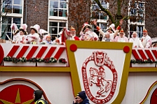 Rosenmontag Wecken Rathaus Umzug Heerlager 2026-02-16 108  Rosenmontag 2026 - Es sollte unser schönster Tag werden, aber das Wetter wollte es anders. Trotzdem wird er unvergesslich bleiben. Beim Wecken  vor dem WYNDHAM Hotel Duisburger Hof war es schon recht ungemütlich. Danach verbrachten wir ein paar schöne Stunden in unserem Rathaus, beim Prinzenfrühstück mit OB Sören Link. Pünktlich zum Start des Rosenmontagszugs geht es los mit dem Regen, bis auf kurze Momente hielt er an bis zum Ende des Zuges. Nachdem sich alle im König Pilsener Festzelt auf gewärmt hatten, kamen auf der Bühne die Verabschiedung von unserer Crew, Toni I., und der Kinderprinzencrew 2026. : DVPJ, Toni I, Jules I., Prinz Karneval, Prinz, Prinzessin Aileen I., Hofmarschälle, Page, Pagen, Paginnen, HDK, Duisburg, Karneval, Helau, Tollität, Event, Session 2025, Session 2025, HDK Duisburg, Hauptausschuss, Hauptausschuss Karneval Duisburg, Duisburg ist echt