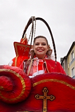 Rosenmontag Wecken Rathaus Umzug Heerlager 2026-02-16 113  Rosenmontag 2026 - Es sollte unser schönster Tag werden, aber das Wetter wollte es anders. Trotzdem wird er unvergesslich bleiben. Beim Wecken  vor dem WYNDHAM Hotel Duisburger Hof war es schon recht ungemütlich. Danach verbrachten wir ein paar schöne Stunden in unserem Rathaus, beim Prinzenfrühstück mit OB Sören Link. Pünktlich zum Start des Rosenmontagszugs geht es los mit dem Regen, bis auf kurze Momente hielt er an bis zum Ende des Zuges. Nachdem sich alle im König Pilsener Festzelt auf gewärmt hatten, kamen auf der Bühne die Verabschiedung von unserer Crew, Toni I., und der Kinderprinzencrew 2026. : DVPJ, Toni I, Jules I., Prinz Karneval, Prinz, Prinzessin Aileen I., Hofmarschälle, Page, Pagen, Paginnen, HDK, Duisburg, Karneval, Helau, Tollität, Event, Session 2025, Session 2025, HDK Duisburg, Hauptausschuss, Hauptausschuss Karneval Duisburg, Duisburg ist echt