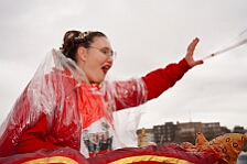 Rosenmontag Wecken Rathaus Umzug Heerlager 2026-02-16 118  Rosenmontag 2026 - Es sollte unser schönster Tag werden, aber das Wetter wollte es anders. Trotzdem wird er unvergesslich bleiben. Beim Wecken  vor dem WYNDHAM Hotel Duisburger Hof war es schon recht ungemütlich. Danach verbrachten wir ein paar schöne Stunden in unserem Rathaus, beim Prinzenfrühstück mit OB Sören Link. Pünktlich zum Start des Rosenmontagszugs geht es los mit dem Regen, bis auf kurze Momente hielt er an bis zum Ende des Zuges. Nachdem sich alle im König Pilsener Festzelt auf gewärmt hatten, kamen auf der Bühne die Verabschiedung von unserer Crew, Toni I., und der Kinderprinzencrew 2026. : DVPJ, Toni I, Jules I., Prinz Karneval, Prinz, Prinzessin Aileen I., Hofmarschälle, Page, Pagen, Paginnen, HDK, Duisburg, Karneval, Helau, Tollität, Event, Session 2025, Session 2025, HDK Duisburg, Hauptausschuss, Hauptausschuss Karneval Duisburg, Duisburg ist echt