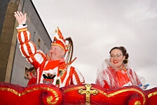 Rosenmontag Wecken Rathaus Umzug Heerlager 2026-02-16 119  Rosenmontag 2026 - Es sollte unser schönster Tag werden, aber das Wetter wollte es anders. Trotzdem wird er unvergesslich bleiben. Beim Wecken  vor dem WYNDHAM Hotel Duisburger Hof war es schon recht ungemütlich. Danach verbrachten wir ein paar schöne Stunden in unserem Rathaus, beim Prinzenfrühstück mit OB Sören Link. Pünktlich zum Start des Rosenmontagszugs geht es los mit dem Regen, bis auf kurze Momente hielt er an bis zum Ende des Zuges. Nachdem sich alle im König Pilsener Festzelt auf gewärmt hatten, kamen auf der Bühne die Verabschiedung von unserer Crew, Toni I., und der Kinderprinzencrew 2026. : DVPJ, Toni I, Jules I., Prinz Karneval, Prinz, Prinzessin Aileen I., Hofmarschälle, Page, Pagen, Paginnen, HDK, Duisburg, Karneval, Helau, Tollität, Event, Session 2025, Session 2025, HDK Duisburg, Hauptausschuss, Hauptausschuss Karneval Duisburg, Duisburg ist echt