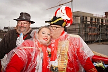 Rosenmontag Wecken Rathaus Umzug Heerlager 2026-02-16 122  Rosenmontag 2026 - Es sollte unser schönster Tag werden, aber das Wetter wollte es anders. Trotzdem wird er unvergesslich bleiben. Beim Wecken  vor dem WYNDHAM Hotel Duisburger Hof war es schon recht ungemütlich. Danach verbrachten wir ein paar schöne Stunden in unserem Rathaus, beim Prinzenfrühstück mit OB Sören Link. Pünktlich zum Start des Rosenmontagszugs geht es los mit dem Regen, bis auf kurze Momente hielt er an bis zum Ende des Zuges. Nachdem sich alle im König Pilsener Festzelt auf gewärmt hatten, kamen auf der Bühne die Verabschiedung von unserer Crew, Toni I., und der Kinderprinzencrew 2026. : DVPJ, Toni I, Jules I., Prinz Karneval, Prinz, Prinzessin Aileen I., Hofmarschälle, Page, Pagen, Paginnen, HDK, Duisburg, Karneval, Helau, Tollität, Event, Session 2025, Session 2025, HDK Duisburg, Hauptausschuss, Hauptausschuss Karneval Duisburg, Duisburg ist echt