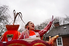 Rosenmontag Wecken Rathaus Umzug Heerlager 2026-02-16 125  Rosenmontag 2026 - Es sollte unser schönster Tag werden, aber das Wetter wollte es anders. Trotzdem wird er unvergesslich bleiben. Beim Wecken  vor dem WYNDHAM Hotel Duisburger Hof war es schon recht ungemütlich. Danach verbrachten wir ein paar schöne Stunden in unserem Rathaus, beim Prinzenfrühstück mit OB Sören Link. Pünktlich zum Start des Rosenmontagszugs geht es los mit dem Regen, bis auf kurze Momente hielt er an bis zum Ende des Zuges. Nachdem sich alle im König Pilsener Festzelt auf gewärmt hatten, kamen auf der Bühne die Verabschiedung von unserer Crew, Toni I., und der Kinderprinzencrew 2026. : DVPJ, Toni I, Jules I., Prinz Karneval, Prinz, Prinzessin Aileen I., Hofmarschälle, Page, Pagen, Paginnen, HDK, Duisburg, Karneval, Helau, Tollität, Event, Session 2025, Session 2025, HDK Duisburg, Hauptausschuss, Hauptausschuss Karneval Duisburg, Duisburg ist echt