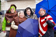 Rosenmontag Wecken Rathaus Umzug Heerlager 2026-02-16 128  Rosenmontag 2026 - Es sollte unser schönster Tag werden, aber das Wetter wollte es anders. Trotzdem wird er unvergesslich bleiben. Beim Wecken  vor dem WYNDHAM Hotel Duisburger Hof war es schon recht ungemütlich. Danach verbrachten wir ein paar schöne Stunden in unserem Rathaus, beim Prinzenfrühstück mit OB Sören Link. Pünktlich zum Start des Rosenmontagszugs geht es los mit dem Regen, bis auf kurze Momente hielt er an bis zum Ende des Zuges. Nachdem sich alle im König Pilsener Festzelt auf gewärmt hatten, kamen auf der Bühne die Verabschiedung von unserer Crew, Toni I., und der Kinderprinzencrew 2026. : DVPJ, Toni I, Jules I., Prinz Karneval, Prinz, Prinzessin Aileen I., Hofmarschälle, Page, Pagen, Paginnen, HDK, Duisburg, Karneval, Helau, Tollität, Event, Session 2025, Session 2025, HDK Duisburg, Hauptausschuss, Hauptausschuss Karneval Duisburg, Duisburg ist echt