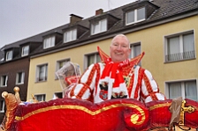 Rosenmontag Wecken Rathaus Umzug Heerlager 2026-02-16 144  Rosenmontag 2026 - Es sollte unser schönster Tag werden, aber das Wetter wollte es anders. Trotzdem wird er unvergesslich bleiben. Beim Wecken  vor dem WYNDHAM Hotel Duisburger Hof war es schon recht ungemütlich. Danach verbrachten wir ein paar schöne Stunden in unserem Rathaus, beim Prinzenfrühstück mit OB Sören Link. Pünktlich zum Start des Rosenmontagszugs geht es los mit dem Regen, bis auf kurze Momente hielt er an bis zum Ende des Zuges. Nachdem sich alle im König Pilsener Festzelt auf gewärmt hatten, kamen auf der Bühne die Verabschiedung von unserer Crew, Toni I., und der Kinderprinzencrew 2026. : DVPJ, Toni I, Jules I., Prinz Karneval, Prinz, Prinzessin Aileen I., Hofmarschälle, Page, Pagen, Paginnen, HDK, Duisburg, Karneval, Helau, Tollität, Event, Session 2025, Session 2025, HDK Duisburg, Hauptausschuss, Hauptausschuss Karneval Duisburg, Duisburg ist echt