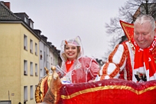 Rosenmontag Wecken Rathaus Umzug Heerlager 2026-02-16 145  Rosenmontag 2026 - Es sollte unser schönster Tag werden, aber das Wetter wollte es anders. Trotzdem wird er unvergesslich bleiben. Beim Wecken  vor dem WYNDHAM Hotel Duisburger Hof war es schon recht ungemütlich. Danach verbrachten wir ein paar schöne Stunden in unserem Rathaus, beim Prinzenfrühstück mit OB Sören Link. Pünktlich zum Start des Rosenmontagszugs geht es los mit dem Regen, bis auf kurze Momente hielt er an bis zum Ende des Zuges. Nachdem sich alle im König Pilsener Festzelt auf gewärmt hatten, kamen auf der Bühne die Verabschiedung von unserer Crew, Toni I., und der Kinderprinzencrew 2026. : DVPJ, Toni I, Jules I., Prinz Karneval, Prinz, Prinzessin Aileen I., Hofmarschälle, Page, Pagen, Paginnen, HDK, Duisburg, Karneval, Helau, Tollität, Event, Session 2025, Session 2025, HDK Duisburg, Hauptausschuss, Hauptausschuss Karneval Duisburg, Duisburg ist echt