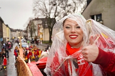 Rosenmontag Wecken Rathaus Umzug Heerlager 2026-02-16 146  Rosenmontag 2026 - Es sollte unser schönster Tag werden, aber das Wetter wollte es anders. Trotzdem wird er unvergesslich bleiben. Beim Wecken  vor dem WYNDHAM Hotel Duisburger Hof war es schon recht ungemütlich. Danach verbrachten wir ein paar schöne Stunden in unserem Rathaus, beim Prinzenfrühstück mit OB Sören Link. Pünktlich zum Start des Rosenmontagszugs geht es los mit dem Regen, bis auf kurze Momente hielt er an bis zum Ende des Zuges. Nachdem sich alle im König Pilsener Festzelt auf gewärmt hatten, kamen auf der Bühne die Verabschiedung von unserer Crew, Toni I., und der Kinderprinzencrew 2026. : DVPJ, Toni I, Jules I., Prinz Karneval, Prinz, Prinzessin Aileen I., Hofmarschälle, Page, Pagen, Paginnen, HDK, Duisburg, Karneval, Helau, Tollität, Event, Session 2025, Session 2025, HDK Duisburg, Hauptausschuss, Hauptausschuss Karneval Duisburg, Duisburg ist echt