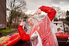 Rosenmontag Wecken Rathaus Umzug Heerlager 2026-02-16 149  Rosenmontag 2026 - Es sollte unser schönster Tag werden, aber das Wetter wollte es anders. Trotzdem wird er unvergesslich bleiben. Beim Wecken  vor dem WYNDHAM Hotel Duisburger Hof war es schon recht ungemütlich. Danach verbrachten wir ein paar schöne Stunden in unserem Rathaus, beim Prinzenfrühstück mit OB Sören Link. Pünktlich zum Start des Rosenmontagszugs geht es los mit dem Regen, bis auf kurze Momente hielt er an bis zum Ende des Zuges. Nachdem sich alle im König Pilsener Festzelt auf gewärmt hatten, kamen auf der Bühne die Verabschiedung von unserer Crew, Toni I., und der Kinderprinzencrew 2026. : DVPJ, Toni I, Jules I., Prinz Karneval, Prinz, Prinzessin Aileen I., Hofmarschälle, Page, Pagen, Paginnen, HDK, Duisburg, Karneval, Helau, Tollität, Event, Session 2025, Session 2025, HDK Duisburg, Hauptausschuss, Hauptausschuss Karneval Duisburg, Duisburg ist echt