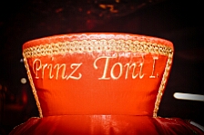 Rosenmontag Wecken Rathaus Umzug Heerlager 2026-02-16 150  Rosenmontag 2026 - Es sollte unser schönster Tag werden, aber das Wetter wollte es anders. Trotzdem wird er unvergesslich bleiben. Beim Wecken  vor dem WYNDHAM Hotel Duisburger Hof war es schon recht ungemütlich. Danach verbrachten wir ein paar schöne Stunden in unserem Rathaus, beim Prinzenfrühstück mit OB Sören Link. Pünktlich zum Start des Rosenmontagszugs geht es los mit dem Regen, bis auf kurze Momente hielt er an bis zum Ende des Zuges. Nachdem sich alle im König Pilsener Festzelt auf gewärmt hatten, kamen auf der Bühne die Verabschiedung von unserer Crew, Toni I., und der Kinderprinzencrew 2026. : DVPJ, Toni I, Jules I., Prinz Karneval, Prinz, Prinzessin Aileen I., Hofmarschälle, Page, Pagen, Paginnen, HDK, Duisburg, Karneval, Helau, Tollität, Event, Session 2025, Session 2025, HDK Duisburg, Hauptausschuss, Hauptausschuss Karneval Duisburg, Duisburg ist echt