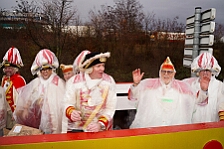 Rosenmontag Wecken Rathaus Umzug Heerlager 2026-02-16 154  Rosenmontag 2026 - Es sollte unser schönster Tag werden, aber das Wetter wollte es anders. Trotzdem wird er unvergesslich bleiben. Beim Wecken  vor dem WYNDHAM Hotel Duisburger Hof war es schon recht ungemütlich. Danach verbrachten wir ein paar schöne Stunden in unserem Rathaus, beim Prinzenfrühstück mit OB Sören Link. Pünktlich zum Start des Rosenmontagszugs geht es los mit dem Regen, bis auf kurze Momente hielt er an bis zum Ende des Zuges. Nachdem sich alle im König Pilsener Festzelt auf gewärmt hatten, kamen auf der Bühne die Verabschiedung von unserer Crew, Toni I., und der Kinderprinzencrew 2026. : DVPJ, Toni I, Jules I., Prinz Karneval, Prinz, Prinzessin Aileen I., Hofmarschälle, Page, Pagen, Paginnen, HDK, Duisburg, Karneval, Helau, Tollität, Event, Session 2025, Session 2025, HDK Duisburg, Hauptausschuss, Hauptausschuss Karneval Duisburg, Duisburg ist echt
