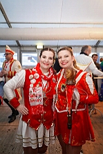 Rosenmontag Wecken Rathaus Umzug Heerlager 2026-02-16 155  Rosenmontag 2026 - Es sollte unser schönster Tag werden, aber das Wetter wollte es anders. Trotzdem wird er unvergesslich bleiben. Beim Wecken  vor dem WYNDHAM Hotel Duisburger Hof war es schon recht ungemütlich. Danach verbrachten wir ein paar schöne Stunden in unserem Rathaus, beim Prinzenfrühstück mit OB Sören Link. Pünktlich zum Start des Rosenmontagszugs geht es los mit dem Regen, bis auf kurze Momente hielt er an bis zum Ende des Zuges. Nachdem sich alle im König Pilsener Festzelt auf gewärmt hatten, kamen auf der Bühne die Verabschiedung von unserer Crew, Toni I., und der Kinderprinzencrew 2026. : DVPJ, Toni I, Jules I., Prinz Karneval, Prinz, Prinzessin Aileen I., Hofmarschälle, Page, Pagen, Paginnen, HDK, Duisburg, Karneval, Helau, Tollität, Event, Session 2025, Session 2025, HDK Duisburg, Hauptausschuss, Hauptausschuss Karneval Duisburg, Duisburg ist echt