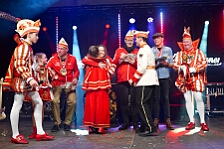 Rosenmontag Wecken Rathaus Umzug Heerlager 2026-02-16 157  Rosenmontag 2026 - Es sollte unser schönster Tag werden, aber das Wetter wollte es anders. Trotzdem wird er unvergesslich bleiben. Beim Wecken  vor dem WYNDHAM Hotel Duisburger Hof war es schon recht ungemütlich. Danach verbrachten wir ein paar schöne Stunden in unserem Rathaus, beim Prinzenfrühstück mit OB Sören Link. Pünktlich zum Start des Rosenmontagszugs geht es los mit dem Regen, bis auf kurze Momente hielt er an bis zum Ende des Zuges. Nachdem sich alle im König Pilsener Festzelt auf gewärmt hatten, kamen auf der Bühne die Verabschiedung von unserer Crew, Toni I., und der Kinderprinzencrew 2026. : DVPJ, Toni I, Jules I., Prinz Karneval, Prinz, Prinzessin Aileen I., Hofmarschälle, Page, Pagen, Paginnen, HDK, Duisburg, Karneval, Helau, Tollität, Event, Session 2025, Session 2025, HDK Duisburg, Hauptausschuss, Hauptausschuss Karneval Duisburg, Duisburg ist echt