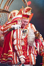 Rosenmontag Wecken Rathaus Umzug Heerlager 2026-02-16 160  Rosenmontag 2026 - Es sollte unser schönster Tag werden, aber das Wetter wollte es anders. Trotzdem wird er unvergesslich bleiben. Beim Wecken  vor dem WYNDHAM Hotel Duisburger Hof war es schon recht ungemütlich. Danach verbrachten wir ein paar schöne Stunden in unserem Rathaus, beim Prinzenfrühstück mit OB Sören Link. Pünktlich zum Start des Rosenmontagszugs geht es los mit dem Regen, bis auf kurze Momente hielt er an bis zum Ende des Zuges. Nachdem sich alle im König Pilsener Festzelt auf gewärmt hatten, kamen auf der Bühne die Verabschiedung von unserer Crew, Toni I., und der Kinderprinzencrew 2026. : DVPJ, Toni I, Jules I., Prinz Karneval, Prinz, Prinzessin Aileen I., Hofmarschälle, Page, Pagen, Paginnen, HDK, Duisburg, Karneval, Helau, Tollität, Event, Session 2025, Session 2025, HDK Duisburg, Hauptausschuss, Hauptausschuss Karneval Duisburg, Duisburg ist echt