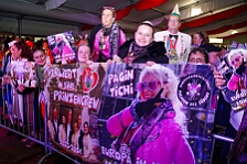 Rosenmontag Wecken Rathaus Umzug Heerlager 2026-02-16 162  Rosenmontag 2026 - Es sollte unser schönster Tag werden, aber das Wetter wollte es anders. Trotzdem wird er unvergesslich bleiben. Beim Wecken  vor dem WYNDHAM Hotel Duisburger Hof war es schon recht ungemütlich. Danach verbrachten wir ein paar schöne Stunden in unserem Rathaus, beim Prinzenfrühstück mit OB Sören Link. Pünktlich zum Start des Rosenmontagszugs geht es los mit dem Regen, bis auf kurze Momente hielt er an bis zum Ende des Zuges. Nachdem sich alle im König Pilsener Festzelt auf gewärmt hatten, kamen auf der Bühne die Verabschiedung von unserer Crew, Toni I., und der Kinderprinzencrew 2026. : DVPJ, Toni I, Jules I., Prinz Karneval, Prinz, Prinzessin Aileen I., Hofmarschälle, Page, Pagen, Paginnen, HDK, Duisburg, Karneval, Helau, Tollität, Event, Session 2025, Session 2025, HDK Duisburg, Hauptausschuss, Hauptausschuss Karneval Duisburg, Duisburg ist echt