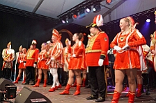 Rosenmontag Wecken Rathaus Umzug Heerlager 2026-02-16 164  Rosenmontag 2026 - Es sollte unser schönster Tag werden, aber das Wetter wollte es anders. Trotzdem wird er unvergesslich bleiben. Beim Wecken  vor dem WYNDHAM Hotel Duisburger Hof war es schon recht ungemütlich. Danach verbrachten wir ein paar schöne Stunden in unserem Rathaus, beim Prinzenfrühstück mit OB Sören Link. Pünktlich zum Start des Rosenmontagszugs geht es los mit dem Regen, bis auf kurze Momente hielt er an bis zum Ende des Zuges. Nachdem sich alle im König Pilsener Festzelt auf gewärmt hatten, kamen auf der Bühne die Verabschiedung von unserer Crew, Toni I., und der Kinderprinzencrew 2026. : DVPJ, Toni I, Jules I., Prinz Karneval, Prinz, Prinzessin Aileen I., Hofmarschälle, Page, Pagen, Paginnen, HDK, Duisburg, Karneval, Helau, Tollität, Event, Session 2025, Session 2025, HDK Duisburg, Hauptausschuss, Hauptausschuss Karneval Duisburg, Duisburg ist echt