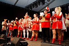 Rosenmontag Wecken Rathaus Umzug Heerlager 2026-02-16 165  Rosenmontag 2026 - Es sollte unser schönster Tag werden, aber das Wetter wollte es anders. Trotzdem wird er unvergesslich bleiben. Beim Wecken  vor dem WYNDHAM Hotel Duisburger Hof war es schon recht ungemütlich. Danach verbrachten wir ein paar schöne Stunden in unserem Rathaus, beim Prinzenfrühstück mit OB Sören Link. Pünktlich zum Start des Rosenmontagszugs geht es los mit dem Regen, bis auf kurze Momente hielt er an bis zum Ende des Zuges. Nachdem sich alle im König Pilsener Festzelt auf gewärmt hatten, kamen auf der Bühne die Verabschiedung von unserer Crew, Toni I., und der Kinderprinzencrew 2026. : DVPJ, Toni I, Jules I., Prinz Karneval, Prinz, Prinzessin Aileen I., Hofmarschälle, Page, Pagen, Paginnen, HDK, Duisburg, Karneval, Helau, Tollität, Event, Session 2025, Session 2025, HDK Duisburg, Hauptausschuss, Hauptausschuss Karneval Duisburg, Duisburg ist echt