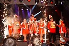 Rosenmontag Wecken Rathaus Umzug Heerlager 2026-02-16 168  Rosenmontag 2026 - Es sollte unser schönster Tag werden, aber das Wetter wollte es anders. Trotzdem wird er unvergesslich bleiben. Beim Wecken  vor dem WYNDHAM Hotel Duisburger Hof war es schon recht ungemütlich. Danach verbrachten wir ein paar schöne Stunden in unserem Rathaus, beim Prinzenfrühstück mit OB Sören Link. Pünktlich zum Start des Rosenmontagszugs geht es los mit dem Regen, bis auf kurze Momente hielt er an bis zum Ende des Zuges. Nachdem sich alle im König Pilsener Festzelt auf gewärmt hatten, kamen auf der Bühne die Verabschiedung von unserer Crew, Toni I., und der Kinderprinzencrew 2026. : DVPJ, Toni I, Jules I., Prinz Karneval, Prinz, Prinzessin Aileen I., Hofmarschälle, Page, Pagen, Paginnen, HDK, Duisburg, Karneval, Helau, Tollität, Event, Session 2025, Session 2025, HDK Duisburg, Hauptausschuss, Hauptausschuss Karneval Duisburg, Duisburg ist echt