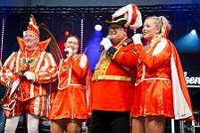 Rosenmontag Wecken Rathaus Umzug Heerlager 2026-02-16 173  Rosenmontag 2026 - Es sollte unser schönster Tag werden, aber das Wetter wollte es anders. Trotzdem wird er unvergesslich bleiben. Beim Wecken  vor dem WYNDHAM Hotel Duisburger Hof war es schon recht ungemütlich. Danach verbrachten wir ein paar schöne Stunden in unserem Rathaus, beim Prinzenfrühstück mit OB Sören Link. Pünktlich zum Start des Rosenmontagszugs geht es los mit dem Regen, bis auf kurze Momente hielt er an bis zum Ende des Zuges. Nachdem sich alle im König Pilsener Festzelt auf gewärmt hatten, kamen auf der Bühne die Verabschiedung von unserer Crew, Toni I., und der Kinderprinzencrew 2026. : DVPJ, Toni I, Jules I., Prinz Karneval, Prinz, Prinzessin Aileen I., Hofmarschälle, Page, Pagen, Paginnen, HDK, Duisburg, Karneval, Helau, Tollität, Event, Session 2025, Session 2025, HDK Duisburg, Hauptausschuss, Hauptausschuss Karneval Duisburg, Duisburg ist echt