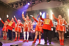 Rosenmontag Wecken Rathaus Umzug Heerlager 2026-02-16 181  Rosenmontag 2026 - Es sollte unser schönster Tag werden, aber das Wetter wollte es anders. Trotzdem wird er unvergesslich bleiben. Beim Wecken  vor dem WYNDHAM Hotel Duisburger Hof war es schon recht ungemütlich. Danach verbrachten wir ein paar schöne Stunden in unserem Rathaus, beim Prinzenfrühstück mit OB Sören Link. Pünktlich zum Start des Rosenmontagszugs geht es los mit dem Regen, bis auf kurze Momente hielt er an bis zum Ende des Zuges. Nachdem sich alle im König Pilsener Festzelt auf gewärmt hatten, kamen auf der Bühne die Verabschiedung von unserer Crew, Toni I., und der Kinderprinzencrew 2026. : DVPJ, Toni I, Jules I., Prinz Karneval, Prinz, Prinzessin Aileen I., Hofmarschälle, Page, Pagen, Paginnen, HDK, Duisburg, Karneval, Helau, Tollität, Event, Session 2025, Session 2025, HDK Duisburg, Hauptausschuss, Hauptausschuss Karneval Duisburg, Duisburg ist echt