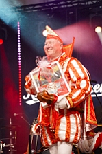 Rosenmontag Wecken Rathaus Umzug Heerlager 2026-02-16 183  Rosenmontag 2026 - Es sollte unser schönster Tag werden, aber das Wetter wollte es anders. Trotzdem wird er unvergesslich bleiben. Beim Wecken  vor dem WYNDHAM Hotel Duisburger Hof war es schon recht ungemütlich. Danach verbrachten wir ein paar schöne Stunden in unserem Rathaus, beim Prinzenfrühstück mit OB Sören Link. Pünktlich zum Start des Rosenmontagszugs geht es los mit dem Regen, bis auf kurze Momente hielt er an bis zum Ende des Zuges. Nachdem sich alle im König Pilsener Festzelt auf gewärmt hatten, kamen auf der Bühne die Verabschiedung von unserer Crew, Toni I., und der Kinderprinzencrew 2026. : DVPJ, Toni I, Jules I., Prinz Karneval, Prinz, Prinzessin Aileen I., Hofmarschälle, Page, Pagen, Paginnen, HDK, Duisburg, Karneval, Helau, Tollität, Event, Session 2025, Session 2025, HDK Duisburg, Hauptausschuss, Hauptausschuss Karneval Duisburg, Duisburg ist echt