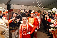 Rosenmontag Wecken Rathaus Umzug Heerlager 2026-02-16 184  Rosenmontag 2026 - Es sollte unser schönster Tag werden, aber das Wetter wollte es anders. Trotzdem wird er unvergesslich bleiben. Beim Wecken  vor dem WYNDHAM Hotel Duisburger Hof war es schon recht ungemütlich. Danach verbrachten wir ein paar schöne Stunden in unserem Rathaus, beim Prinzenfrühstück mit OB Sören Link. Pünktlich zum Start des Rosenmontagszugs geht es los mit dem Regen, bis auf kurze Momente hielt er an bis zum Ende des Zuges. Nachdem sich alle im König Pilsener Festzelt auf gewärmt hatten, kamen auf der Bühne die Verabschiedung von unserer Crew, Toni I., und der Kinderprinzencrew 2026. : DVPJ, Toni I, Jules I., Prinz Karneval, Prinz, Prinzessin Aileen I., Hofmarschälle, Page, Pagen, Paginnen, HDK, Duisburg, Karneval, Helau, Tollität, Event, Session 2025, Session 2025, HDK Duisburg, Hauptausschuss, Hauptausschuss Karneval Duisburg, Duisburg ist echt