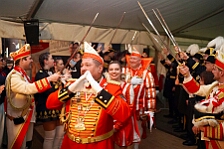Rosenmontag Wecken Rathaus Umzug Heerlager 2026-02-16 185  Rosenmontag 2026 - Es sollte unser schönster Tag werden, aber das Wetter wollte es anders. Trotzdem wird er unvergesslich bleiben. Beim Wecken  vor dem WYNDHAM Hotel Duisburger Hof war es schon recht ungemütlich. Danach verbrachten wir ein paar schöne Stunden in unserem Rathaus, beim Prinzenfrühstück mit OB Sören Link. Pünktlich zum Start des Rosenmontagszugs geht es los mit dem Regen, bis auf kurze Momente hielt er an bis zum Ende des Zuges. Nachdem sich alle im König Pilsener Festzelt auf gewärmt hatten, kamen auf der Bühne die Verabschiedung von unserer Crew, Toni I., und der Kinderprinzencrew 2026. : DVPJ, Toni I, Jules I., Prinz Karneval, Prinz, Prinzessin Aileen I., Hofmarschälle, Page, Pagen, Paginnen, HDK, Duisburg, Karneval, Helau, Tollität, Event, Session 2025, Session 2025, HDK Duisburg, Hauptausschuss, Hauptausschuss Karneval Duisburg, Duisburg ist echt
