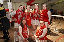 Rosenmontag Wecken Rathaus Umzug Heerlager 2026-02-16 187  Rosenmontag 2026 - Es sollte unser schönster Tag werden, aber das Wetter wollte es anders. Trotzdem wird er unvergesslich bleiben. Beim Wecken  vor dem WYNDHAM Hotel Duisburger Hof war es schon recht ungemütlich. Danach verbrachten wir ein paar schöne Stunden in unserem Rathaus, beim Prinzenfrühstück mit OB Sören Link. Pünktlich zum Start des Rosenmontagszugs geht es los mit dem Regen, bis auf kurze Momente hielt er an bis zum Ende des Zuges. Nachdem sich alle im König Pilsener Festzelt auf gewärmt hatten, kamen auf der Bühne die Verabschiedung von unserer Crew, Toni I., und der Kinderprinzencrew 2026. : DVPJ, Toni I, Jules I., Prinz Karneval, Prinz, Prinzessin Aileen I., Hofmarschälle, Page, Pagen, Paginnen, HDK, Duisburg, Karneval, Helau, Tollität, Event, Session 2025, Session 2025, HDK Duisburg, Hauptausschuss, Hauptausschuss Karneval Duisburg, Duisburg ist echt