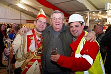 Rosenmontag Wecken Rathaus Umzug Heerlager 2026-02-16 189  Rosenmontag 2026 - Es sollte unser schönster Tag werden, aber das Wetter wollte es anders. Trotzdem wird er unvergesslich bleiben. Beim Wecken  vor dem WYNDHAM Hotel Duisburger Hof war es schon recht ungemütlich. Danach verbrachten wir ein paar schöne Stunden in unserem Rathaus, beim Prinzenfrühstück mit OB Sören Link. Pünktlich zum Start des Rosenmontagszugs geht es los mit dem Regen, bis auf kurze Momente hielt er an bis zum Ende des Zuges. Nachdem sich alle im König Pilsener Festzelt auf gewärmt hatten, kamen auf der Bühne die Verabschiedung von unserer Crew, Toni I., und der Kinderprinzencrew 2026. : DVPJ, Toni I, Jules I., Prinz Karneval, Prinz, Prinzessin Aileen I., Hofmarschälle, Page, Pagen, Paginnen, HDK, Duisburg, Karneval, Helau, Tollität, Event, Session 2025, Session 2025, HDK Duisburg, Hauptausschuss, Hauptausschuss Karneval Duisburg, Duisburg ist echt