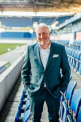 Shooting MSV Arena 2025-02-17 05  Erstes Shooting - Wenn der des. Prinz, Toni I., schon MSV Mitglied ist, wo werden dann wohl die ersten offiziellen Fotos der Crew gemacht. Na klar, in seinem „Wohnzimmer“ in der schauinsland Reisen Arena. : DVPJ, Toni I, Jules I., Prinz Karneval, Prinz, Prinzessin Aileen I., Hofmarschälle, Page, Pagen, Paginnen, HDK, Duisburg, Karneval, Helau, Tollität, Event, Session 2025, Session 2025, HDK Duisburg, Hauptausschuss, Hauptausschuss Karneval Duisburg, Duisburg ist echt