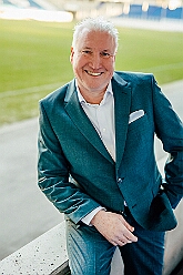 Shooting MSV Arena 2025-02-17 06  Erstes Shooting - Wenn der des. Prinz, Toni I., schon MSV Mitglied ist, wo werden dann wohl die ersten offiziellen Fotos der Crew gemacht. Na klar, in seinem „Wohnzimmer“ in der schauinsland Reisen Arena. : DVPJ, Toni I, Jules I., Prinz Karneval, Prinz, Prinzessin Aileen I., Hofmarschälle, Page, Pagen, Paginnen, HDK, Duisburg, Karneval, Helau, Tollität, Event, Session 2025, Session 2025, HDK Duisburg, Hauptausschuss, Hauptausschuss Karneval Duisburg, Duisburg ist echt