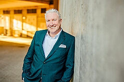 Shooting MSV Arena 2025-02-17 07  Erstes Shooting - Wenn der des. Prinz, Toni I., schon MSV Mitglied ist, wo werden dann wohl die ersten offiziellen Fotos der Crew gemacht. Na klar, in seinem „Wohnzimmer“ in der schauinsland Reisen Arena. : DVPJ, Toni I, Jules I., Prinz Karneval, Prinz, Prinzessin Aileen I., Hofmarschälle, Page, Pagen, Paginnen, HDK, Duisburg, Karneval, Helau, Tollität, Event, Session 2025, Session 2025, HDK Duisburg, Hauptausschuss, Hauptausschuss Karneval Duisburg, Duisburg ist echt