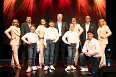 Prinzenwahl HDK 2025-04-11 DSC06199  Der HDK hat Gewählt - Toni I. mit Crew ist Prinz - Bei der Prinzenwahl im Kultur- und Bürgerzentrum Duisburg-Süd Steinhof Huckingen e.V. war Saal so voll, wie sonst nur in der Session. Se. designierte Tollität, Toni I., ziemlich nervös vor der Wahl der Präsidentenversammlung, präsentierte sich danach auf der Bühne doch schon recht souverän. Bei den vielen Mitgliedschaften in Vereinen, nicht nur im Karneval, waren eine große Schar von Gratulanten im Saal. Und, wir gratulieren auf diesem Weg auch der designierten Kinderprinzencrew mit Prinz Juls I., Prinzessin Aileen I., Hofmarschall Sami und Pagin Paula. : DVPJ, Toni I, Jules I., Prinz Karneval, Prinz, Prinzessin Aileen I., Hofmarschälle, Page, Pagen, Paginnen, HDK, Duisburg, Karneval, Helau, Tollität, Event, Session 2025, Session 2025, HDK Duisburg, Hauptausschuss, Hauptausschuss Karneval Duisburg, Duisburg ist echt