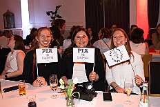 Prinzenwahl HDK 2025-04-11 DSC06247  Der HDK hat Gewählt - Toni I. mit Crew ist Prinz - Bei der Prinzenwahl im Kultur- und Bürgerzentrum Duisburg-Süd Steinhof Huckingen e.V. war Saal so voll, wie sonst nur in der Session. Se. designierte Tollität, Toni I., ziemlich nervös vor der Wahl der Präsidentenversammlung, präsentierte sich danach auf der Bühne doch schon recht souverän. Bei den vielen Mitgliedschaften in Vereinen, nicht nur im Karneval, waren eine große Schar von Gratulanten im Saal. Und, wir gratulieren auf diesem Weg auch der designierten Kinderprinzencrew mit Prinz Juls I., Prinzessin Aileen I., Hofmarschall Sami und Pagin Paula. : DVPJ, Toni I, Jules I., Prinz Karneval, Prinz, Prinzessin Aileen I., Hofmarschälle, Page, Pagen, Paginnen, HDK, Duisburg, Karneval, Helau, Tollität, Event, Session 2025, Session 2025, HDK Duisburg, Hauptausschuss, Hauptausschuss Karneval Duisburg, Duisburg ist echt