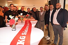 Prinzenwahl HDK 2025-04-11 DSC06272  Der HDK hat Gewählt - Toni I. mit Crew ist Prinz - Bei der Prinzenwahl im Kultur- und Bürgerzentrum Duisburg-Süd Steinhof Huckingen e.V. war Saal so voll, wie sonst nur in der Session. Se. designierte Tollität, Toni I., ziemlich nervös vor der Wahl der Präsidentenversammlung, präsentierte sich danach auf der Bühne doch schon recht souverän. Bei den vielen Mitgliedschaften in Vereinen, nicht nur im Karneval, waren eine große Schar von Gratulanten im Saal. Und, wir gratulieren auf diesem Weg auch der designierten Kinderprinzencrew mit Prinz Juls I., Prinzessin Aileen I., Hofmarschall Sami und Pagin Paula. : DVPJ, Toni I, Jules I., Prinz Karneval, Prinz, Prinzessin Aileen I., Hofmarschälle, Page, Pagen, Paginnen, HDK, Duisburg, Karneval, Helau, Tollität, Event, Session 2025, Session 2025, HDK Duisburg, Hauptausschuss, Hauptausschuss Karneval Duisburg, Duisburg ist echt