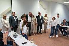 Prinzenwahl HDK 2025-04-11 DSC06307  Der HDK hat Gewählt - Toni I. mit Crew ist Prinz - Bei der Prinzenwahl im Kultur- und Bürgerzentrum Duisburg-Süd Steinhof Huckingen e.V. war Saal so voll, wie sonst nur in der Session. Se. designierte Tollität, Toni I., ziemlich nervös vor der Wahl der Präsidentenversammlung, präsentierte sich danach auf der Bühne doch schon recht souverän. Bei den vielen Mitgliedschaften in Vereinen, nicht nur im Karneval, waren eine große Schar von Gratulanten im Saal. Und, wir gratulieren auf diesem Weg auch der designierten Kinderprinzencrew mit Prinz Juls I., Prinzessin Aileen I., Hofmarschall Sami und Pagin Paula. : DVPJ, Toni I, Jules I., Prinz Karneval, Prinz, Prinzessin Aileen I., Hofmarschälle, Page, Pagen, Paginnen, HDK, Duisburg, Karneval, Helau, Tollität, Event, Session 2025, Session 2025, HDK Duisburg, Hauptausschuss, Hauptausschuss Karneval Duisburg, Duisburg ist echt