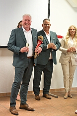 Prinzenwahl HDK 2025-04-11 DSC06346  Der HDK hat Gewählt - Toni I. mit Crew ist Prinz - Bei der Prinzenwahl im Kultur- und Bürgerzentrum Duisburg-Süd Steinhof Huckingen e.V. war Saal so voll, wie sonst nur in der Session. Se. designierte Tollität, Toni I., ziemlich nervös vor der Wahl der Präsidentenversammlung, präsentierte sich danach auf der Bühne doch schon recht souverän. Bei den vielen Mitgliedschaften in Vereinen, nicht nur im Karneval, waren eine große Schar von Gratulanten im Saal. Und, wir gratulieren auf diesem Weg auch der designierten Kinderprinzencrew mit Prinz Juls I., Prinzessin Aileen I., Hofmarschall Sami und Pagin Paula. : DVPJ, Toni I, Jules I., Prinz Karneval, Prinz, Prinzessin Aileen I., Hofmarschälle, Page, Pagen, Paginnen, HDK, Duisburg, Karneval, Helau, Tollität, Event, Session 2025, Session 2025, HDK Duisburg, Hauptausschuss, Hauptausschuss Karneval Duisburg, Duisburg ist echt