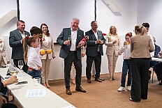 Prinzenwahl HDK 2025-04-11 DSC06354  Der HDK hat Gewählt - Toni I. mit Crew ist Prinz - Bei der Prinzenwahl im Kultur- und Bürgerzentrum Duisburg-Süd Steinhof Huckingen e.V. war Saal so voll, wie sonst nur in der Session. Se. designierte Tollität, Toni I., ziemlich nervös vor der Wahl der Präsidentenversammlung, präsentierte sich danach auf der Bühne doch schon recht souverän. Bei den vielen Mitgliedschaften in Vereinen, nicht nur im Karneval, waren eine große Schar von Gratulanten im Saal. Und, wir gratulieren auf diesem Weg auch der designierten Kinderprinzencrew mit Prinz Juls I., Prinzessin Aileen I., Hofmarschall Sami und Pagin Paula. : DVPJ, Toni I, Jules I., Prinz Karneval, Prinz, Prinzessin Aileen I., Hofmarschälle, Page, Pagen, Paginnen, HDK, Duisburg, Karneval, Helau, Tollität, Event, Session 2025, Session 2025, HDK Duisburg, Hauptausschuss, Hauptausschuss Karneval Duisburg, Duisburg ist echt