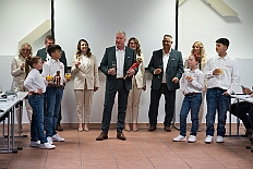 Prinzenwahl HDK 2025-04-11 DSC06364  Der HDK hat Gewählt - Toni I. mit Crew ist Prinz - Bei der Prinzenwahl im Kultur- und Bürgerzentrum Duisburg-Süd Steinhof Huckingen e.V. war Saal so voll, wie sonst nur in der Session. Se. designierte Tollität, Toni I., ziemlich nervös vor der Wahl der Präsidentenversammlung, präsentierte sich danach auf der Bühne doch schon recht souverän. Bei den vielen Mitgliedschaften in Vereinen, nicht nur im Karneval, waren eine große Schar von Gratulanten im Saal. Und, wir gratulieren auf diesem Weg auch der designierten Kinderprinzencrew mit Prinz Juls I., Prinzessin Aileen I., Hofmarschall Sami und Pagin Paula. : DVPJ, Toni I, Jules I., Prinz Karneval, Prinz, Prinzessin Aileen I., Hofmarschälle, Page, Pagen, Paginnen, HDK, Duisburg, Karneval, Helau, Tollität, Event, Session 2025, Session 2025, HDK Duisburg, Hauptausschuss, Hauptausschuss Karneval Duisburg, Duisburg ist echt