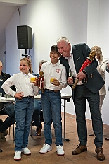 Prinzenwahl HDK 2025-04-11 DSC06372  Der HDK hat Gewählt - Toni I. mit Crew ist Prinz - Bei der Prinzenwahl im Kultur- und Bürgerzentrum Duisburg-Süd Steinhof Huckingen e.V. war Saal so voll, wie sonst nur in der Session. Se. designierte Tollität, Toni I., ziemlich nervös vor der Wahl der Präsidentenversammlung, präsentierte sich danach auf der Bühne doch schon recht souverän. Bei den vielen Mitgliedschaften in Vereinen, nicht nur im Karneval, waren eine große Schar von Gratulanten im Saal. Und, wir gratulieren auf diesem Weg auch der designierten Kinderprinzencrew mit Prinz Juls I., Prinzessin Aileen I., Hofmarschall Sami und Pagin Paula. : DVPJ, Toni I, Jules I., Prinz Karneval, Prinz, Prinzessin Aileen I., Hofmarschälle, Page, Pagen, Paginnen, HDK, Duisburg, Karneval, Helau, Tollität, Event, Session 2025, Session 2025, HDK Duisburg, Hauptausschuss, Hauptausschuss Karneval Duisburg, Duisburg ist echt