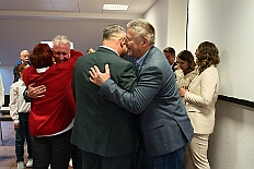 Prinzenwahl HDK 2025-04-11 DSC06384  Der HDK hat Gewählt - Toni I. mit Crew ist Prinz - Bei der Prinzenwahl im Kultur- und Bürgerzentrum Duisburg-Süd Steinhof Huckingen e.V. war Saal so voll, wie sonst nur in der Session. Se. designierte Tollität, Toni I., ziemlich nervös vor der Wahl der Präsidentenversammlung, präsentierte sich danach auf der Bühne doch schon recht souverän. Bei den vielen Mitgliedschaften in Vereinen, nicht nur im Karneval, waren eine große Schar von Gratulanten im Saal. Und, wir gratulieren auf diesem Weg auch der designierten Kinderprinzencrew mit Prinz Juls I., Prinzessin Aileen I., Hofmarschall Sami und Pagin Paula. : DVPJ, Toni I, Jules I., Prinz Karneval, Prinz, Prinzessin Aileen I., Hofmarschälle, Page, Pagen, Paginnen, HDK, Duisburg, Karneval, Helau, Tollität, Event, Session 2025, Session 2025, HDK Duisburg, Hauptausschuss, Hauptausschuss Karneval Duisburg, Duisburg ist echt