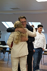 Prinzenwahl HDK 2025-04-11 DSC06386  Der HDK hat Gewählt - Toni I. mit Crew ist Prinz - Bei der Prinzenwahl im Kultur- und Bürgerzentrum Duisburg-Süd Steinhof Huckingen e.V. war Saal so voll, wie sonst nur in der Session. Se. designierte Tollität, Toni I., ziemlich nervös vor der Wahl der Präsidentenversammlung, präsentierte sich danach auf der Bühne doch schon recht souverän. Bei den vielen Mitgliedschaften in Vereinen, nicht nur im Karneval, waren eine große Schar von Gratulanten im Saal. Und, wir gratulieren auf diesem Weg auch der designierten Kinderprinzencrew mit Prinz Juls I., Prinzessin Aileen I., Hofmarschall Sami und Pagin Paula. : DVPJ, Toni I, Jules I., Prinz Karneval, Prinz, Prinzessin Aileen I., Hofmarschälle, Page, Pagen, Paginnen, HDK, Duisburg, Karneval, Helau, Tollität, Event, Session 2025, Session 2025, HDK Duisburg, Hauptausschuss, Hauptausschuss Karneval Duisburg, Duisburg ist echt